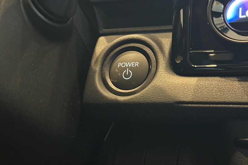 Toyota C-HR Vehicle Full-screen Gallery Image 20