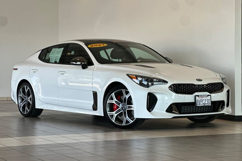 Kia Stinger Vehicle Full-screen Gallery Image 02