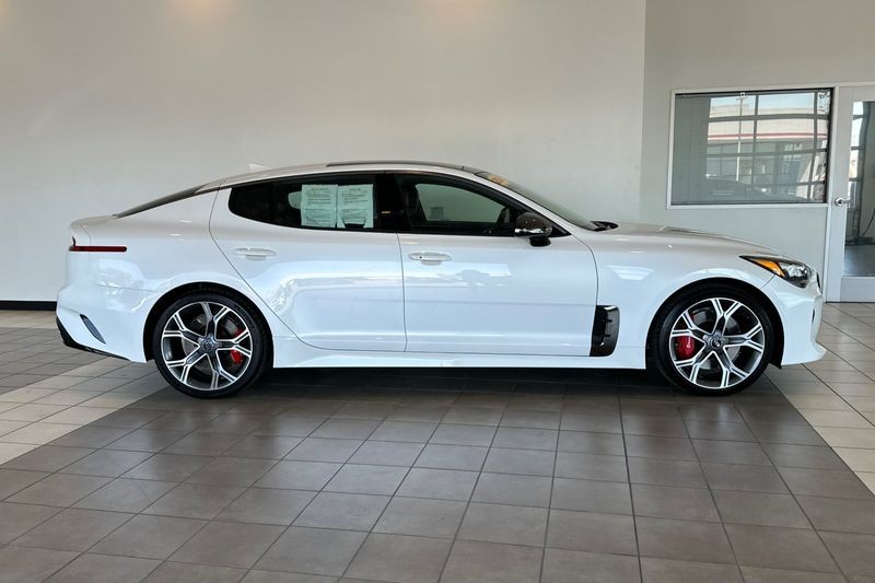 Kia Stinger Vehicle Full-screen Gallery Image 03