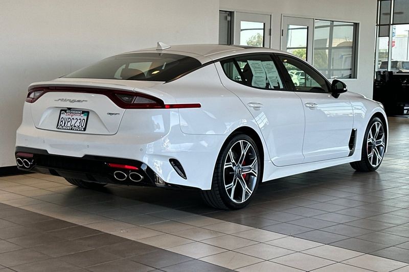 Kia Stinger Vehicle Full-screen Gallery Image 04