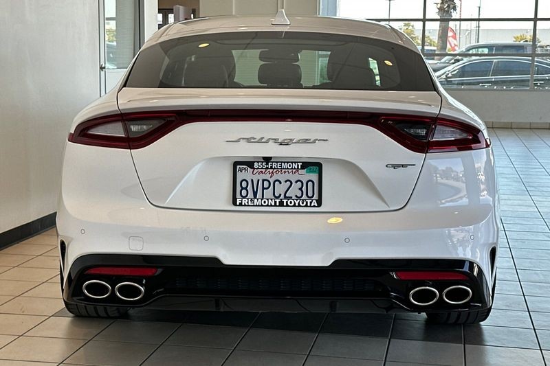 Kia Stinger Vehicle Full-screen Gallery Image 05