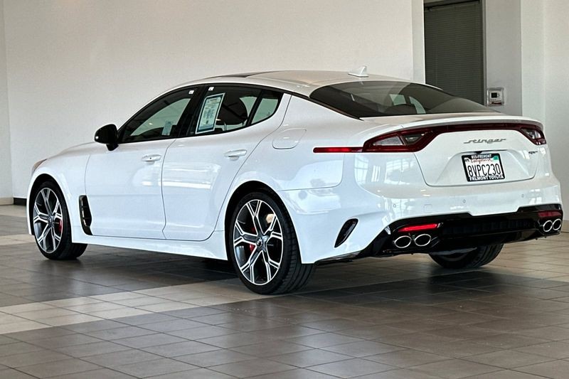 Kia Stinger Vehicle Full-screen Gallery Image 06