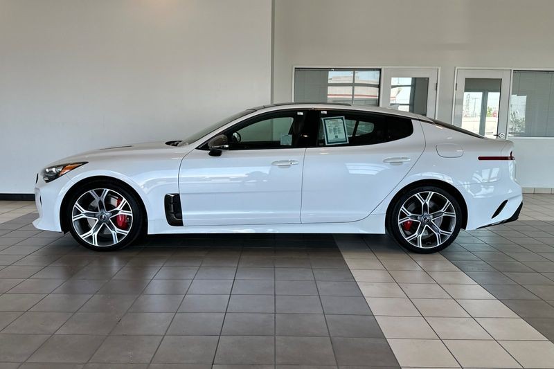 Kia Stinger Vehicle Full-screen Gallery Image 07