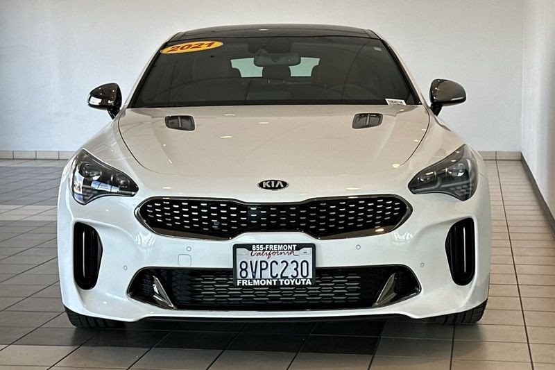 Kia Stinger Vehicle Full-screen Gallery Image 09