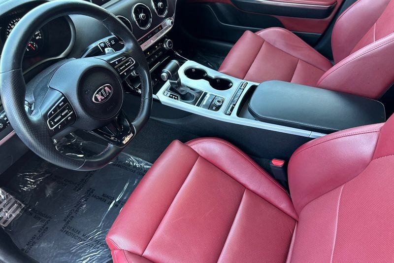 Kia Stinger Vehicle Full-screen Gallery Image 10