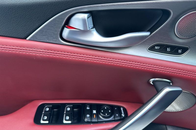 Kia Stinger Vehicle Full-screen Gallery Image 11