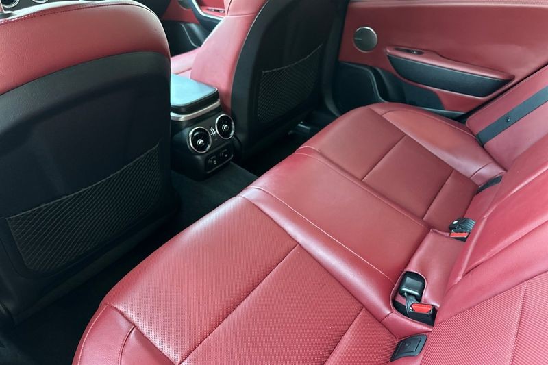 Kia Stinger Vehicle Full-screen Gallery Image 12