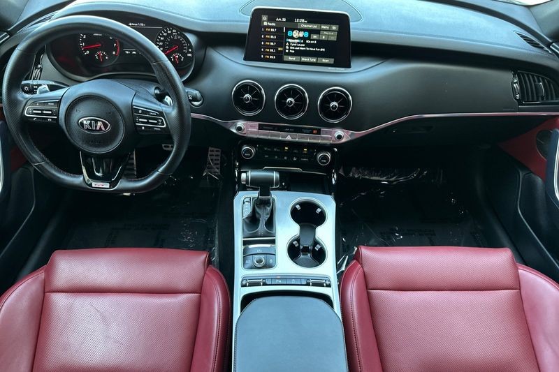 Kia Stinger Vehicle Full-screen Gallery Image 13