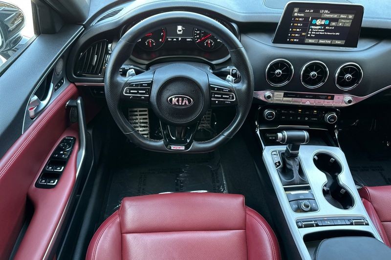 Kia Stinger Vehicle Full-screen Gallery Image 14