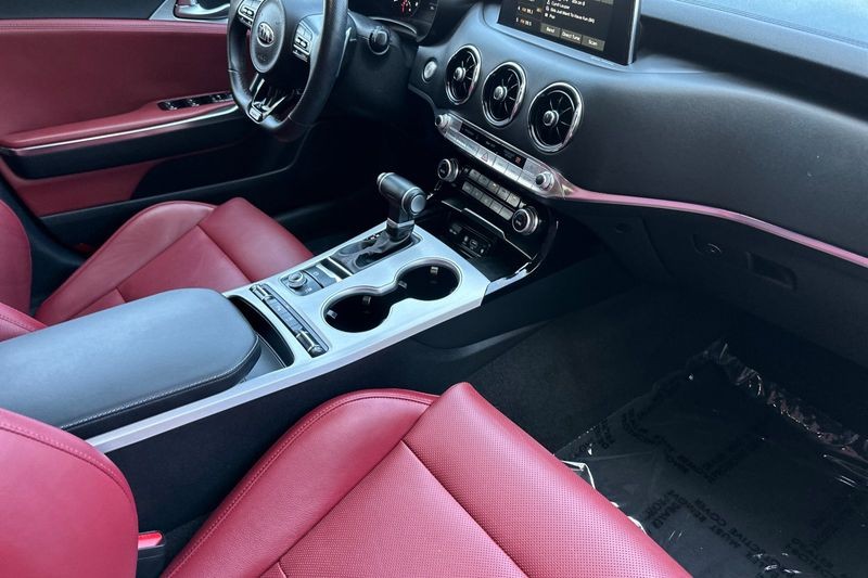 Kia Stinger Vehicle Full-screen Gallery Image 15