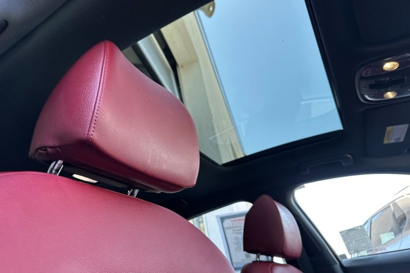Kia Stinger Vehicle Full-screen Gallery Image 16