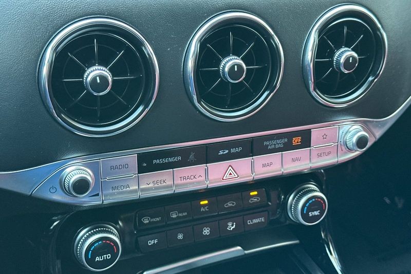 Kia Stinger Vehicle Full-screen Gallery Image 19
