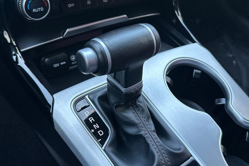 Kia Stinger Vehicle Full-screen Gallery Image 20