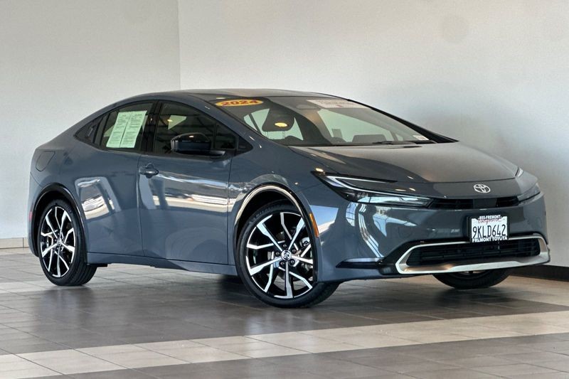 Toyota Prius Prime Vehicle Full-screen Gallery Image 02