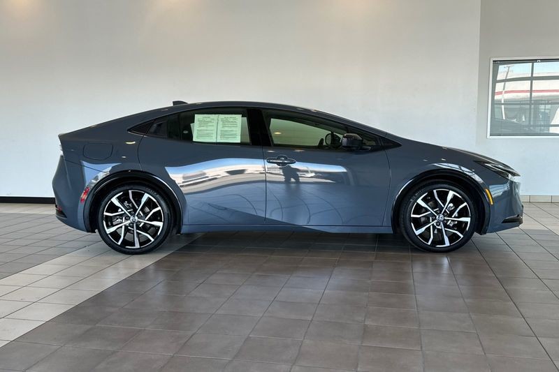 Toyota Prius Prime Vehicle Full-screen Gallery Image 03