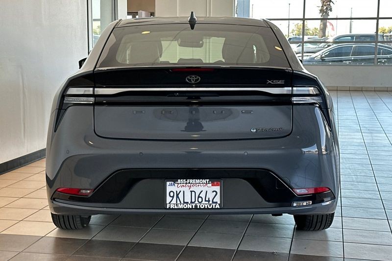 Toyota Prius Prime Vehicle Full-screen Gallery Image 05