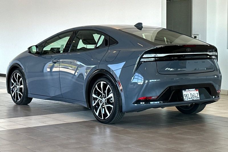 Toyota Prius Prime Vehicle Full-screen Gallery Image 06