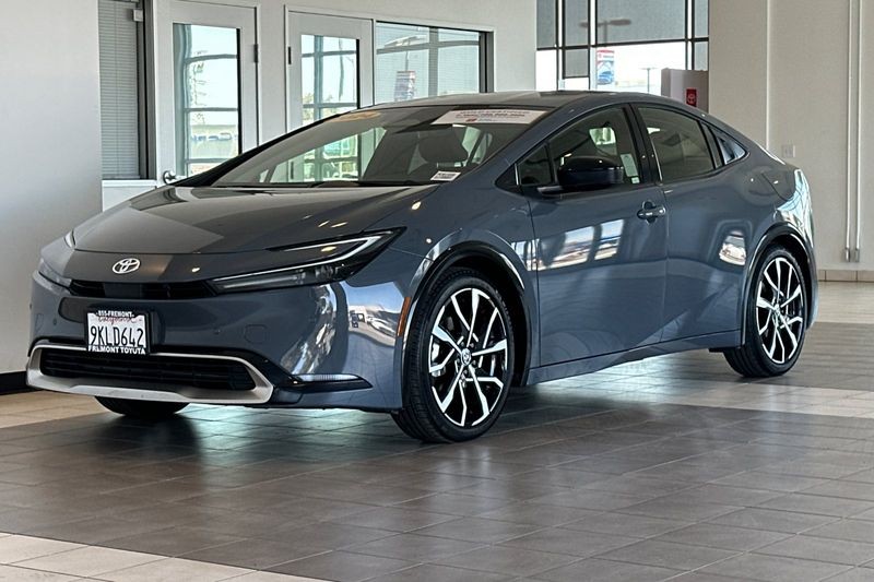 Toyota Prius Prime Vehicle Full-screen Gallery Image 08
