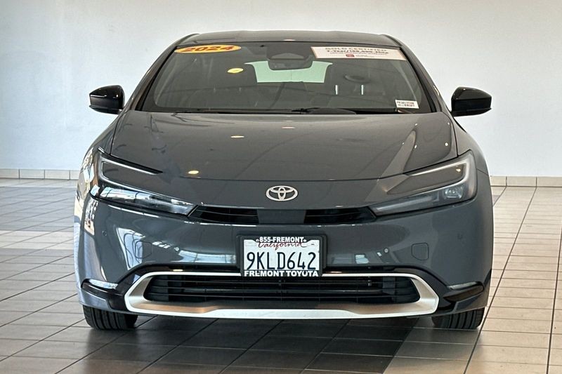 Toyota Prius Prime Vehicle Full-screen Gallery Image 09