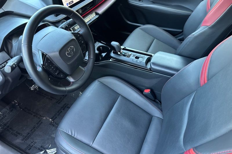 Toyota Prius Prime Vehicle Full-screen Gallery Image 10