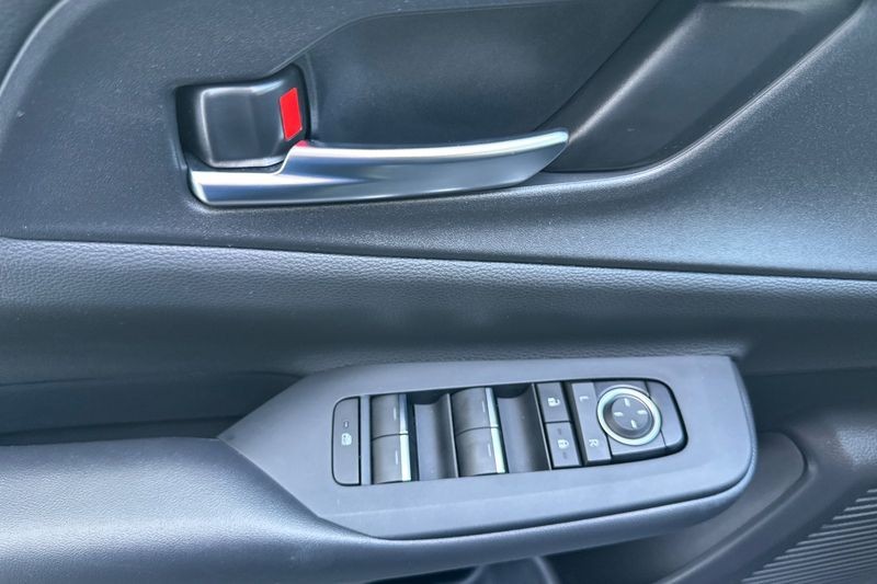 Toyota Prius Prime Vehicle Full-screen Gallery Image 11