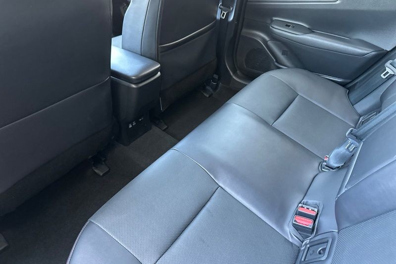 Toyota Prius Prime Vehicle Full-screen Gallery Image 12