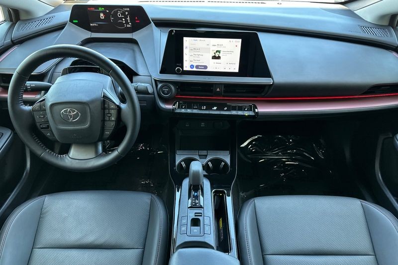 Toyota Prius Prime Vehicle Full-screen Gallery Image 13