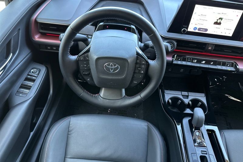 Toyota Prius Prime Vehicle Full-screen Gallery Image 14