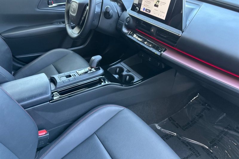 Toyota Prius Prime Vehicle Full-screen Gallery Image 15