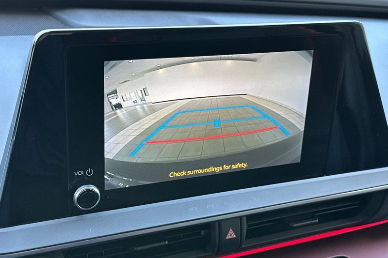 Toyota Prius Prime Vehicle Full-screen Gallery Image 18