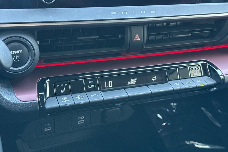 Toyota Prius Prime Vehicle Full-screen Gallery Image 19