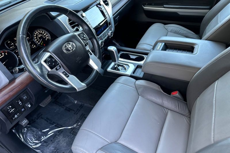 Toyota Tundra 4WD Vehicle Full-screen Gallery Image 10