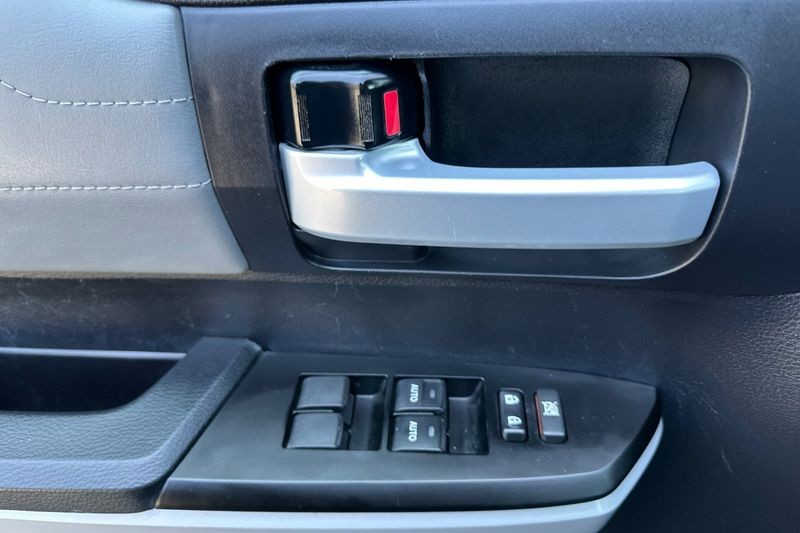 Toyota Tundra 4WD Vehicle Full-screen Gallery Image 11