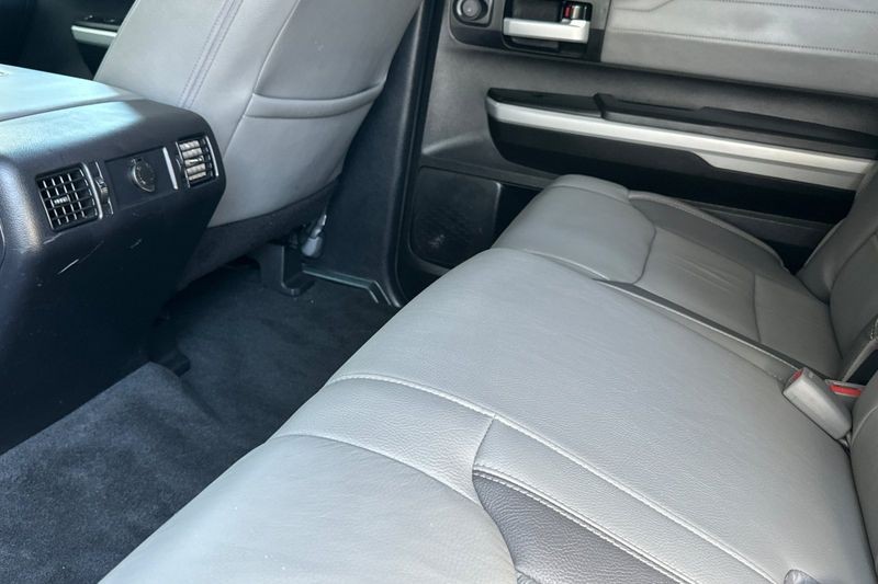 Toyota Tundra 4WD Vehicle Full-screen Gallery Image 12