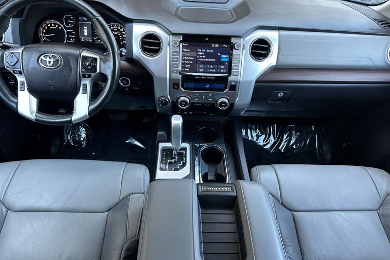 Toyota Tundra 4WD Vehicle Full-screen Gallery Image 13