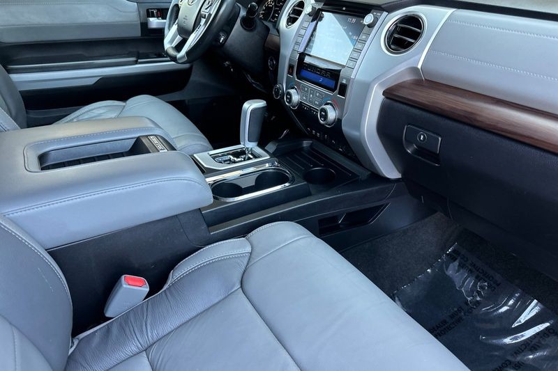 Toyota Tundra 4WD Vehicle Full-screen Gallery Image 15