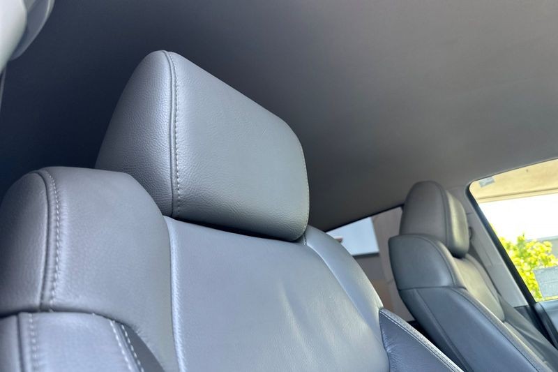 Toyota Tundra 4WD Vehicle Full-screen Gallery Image 16
