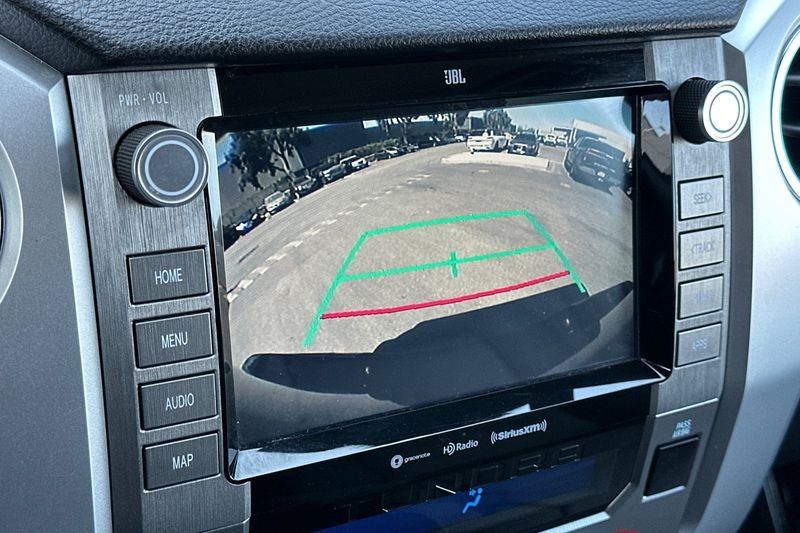 Toyota Tundra 4WD Vehicle Full-screen Gallery Image 18