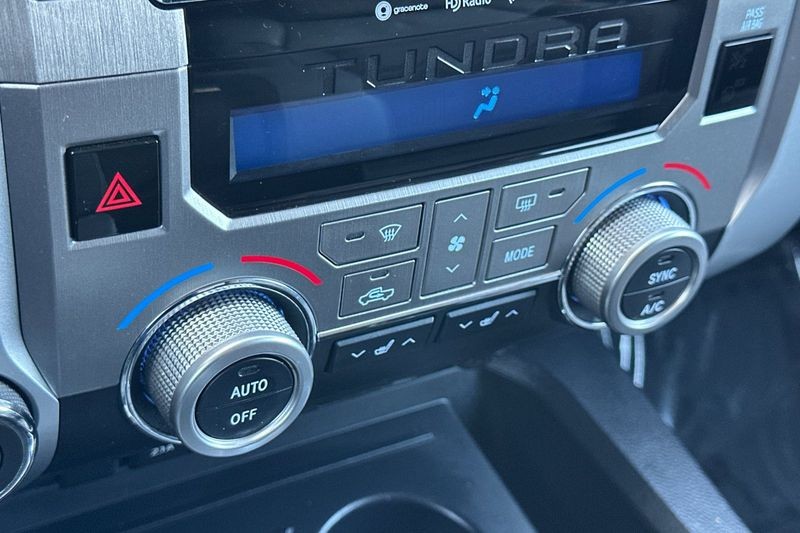 Toyota Tundra 4WD Vehicle Full-screen Gallery Image 19