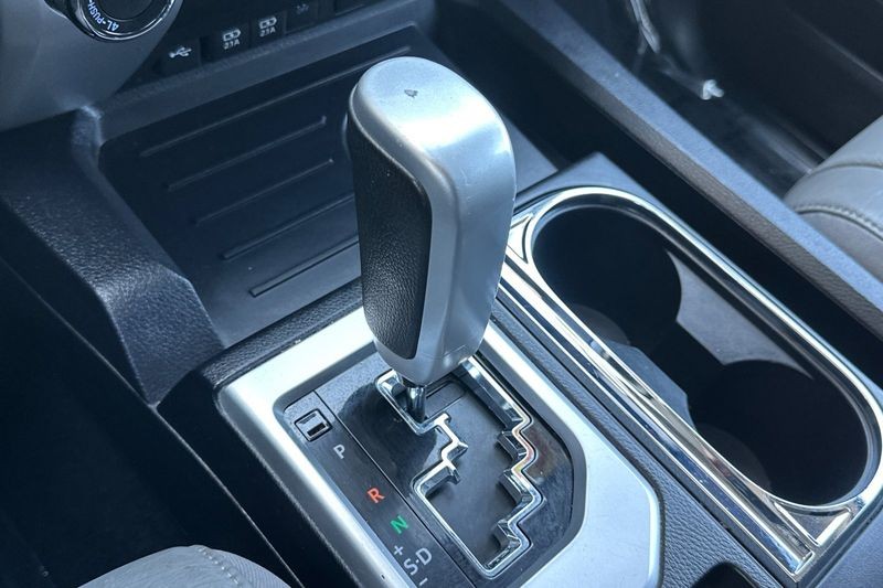 Toyota Tundra 4WD Vehicle Full-screen Gallery Image 20
