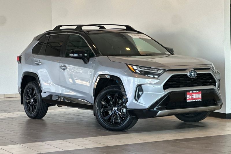 Toyota RAV4 Vehicle Full-screen Gallery Image 02