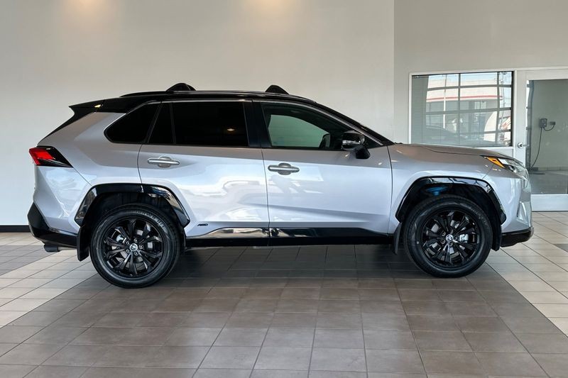 Toyota RAV4 Vehicle Full-screen Gallery Image 03