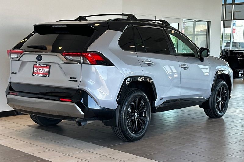 Toyota RAV4 Vehicle Full-screen Gallery Image 04