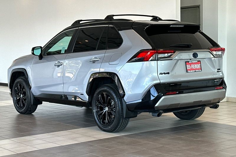 Toyota RAV4 Vehicle Full-screen Gallery Image 06