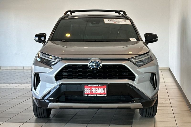 Toyota RAV4 Vehicle Full-screen Gallery Image 09
