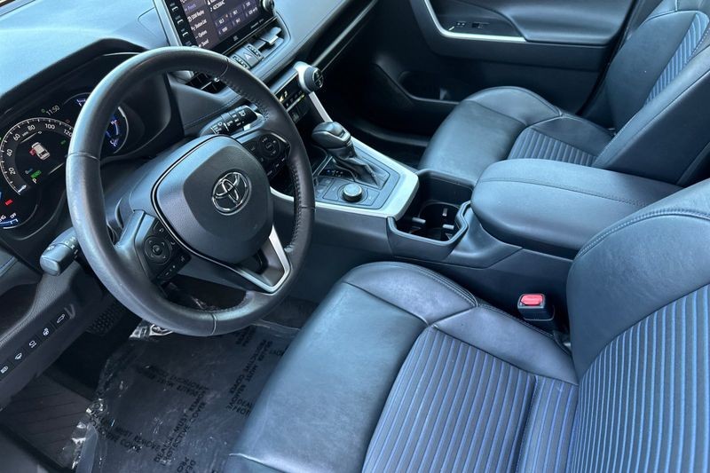 Toyota RAV4 Vehicle Full-screen Gallery Image 10