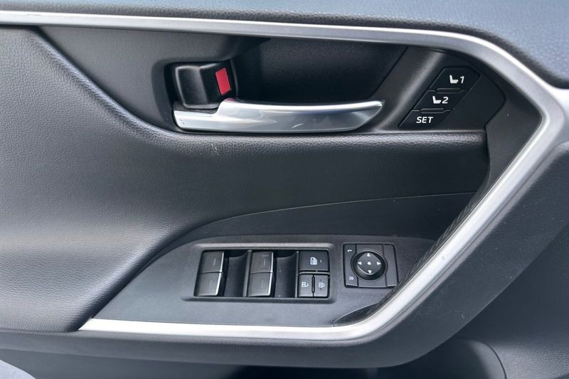Toyota RAV4 Vehicle Full-screen Gallery Image 11