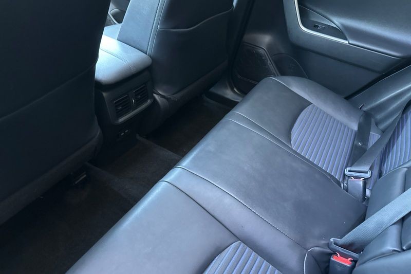 Toyota RAV4 Vehicle Full-screen Gallery Image 12