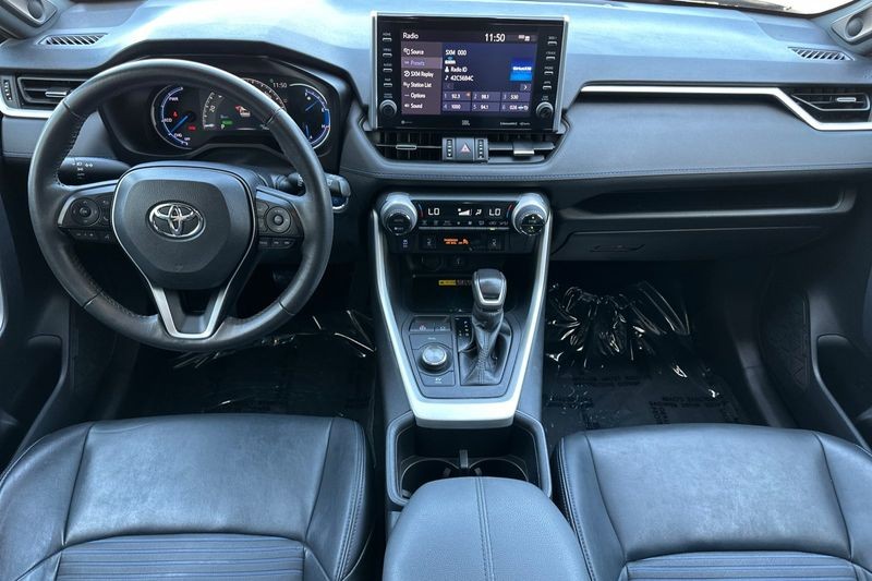 Toyota RAV4 Vehicle Full-screen Gallery Image 13