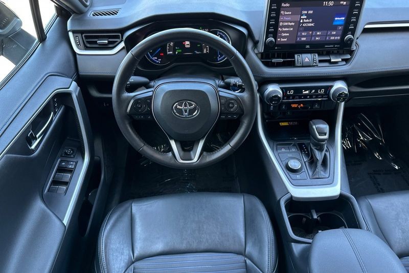 Toyota RAV4 Vehicle Full-screen Gallery Image 14